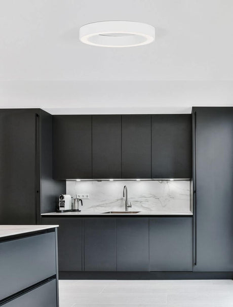 Plafonnier Morbido LED Ø 60 cm 2700, 4000K dans une cuisine moderne au design minimaliste.