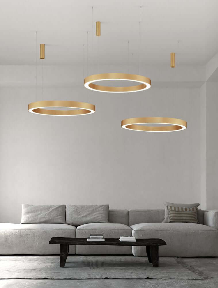 Morbido LED Pendelleuchte Ø 100cm 2700, 4000K in modernem Wohnzimmer über einem Couchtisch.