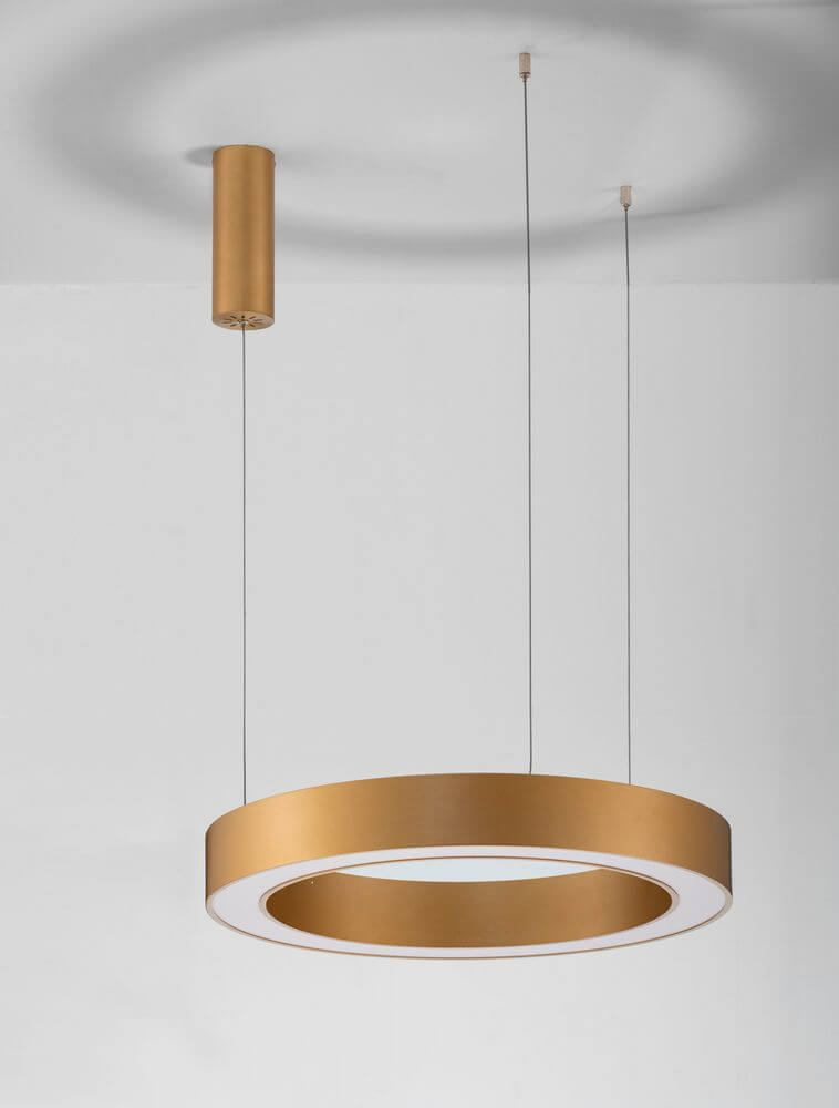 Morbido LED Pendelleuchte Ø 60cm 2700, 4000K mit goldfarbenem Leuchtenkörper und mattierter Acrylplatte.