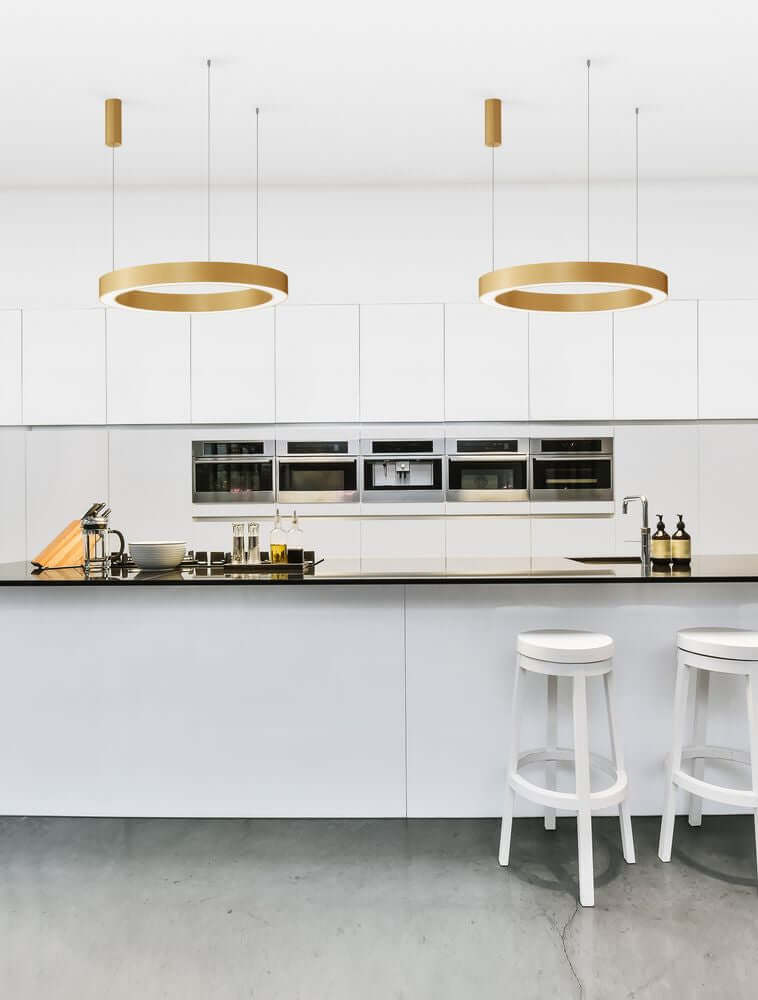 Morbido LED Pendelleuchte Ø 80cm 2700, 4000K in modernem Küchenraum mit minimalistischer Einrichtung.