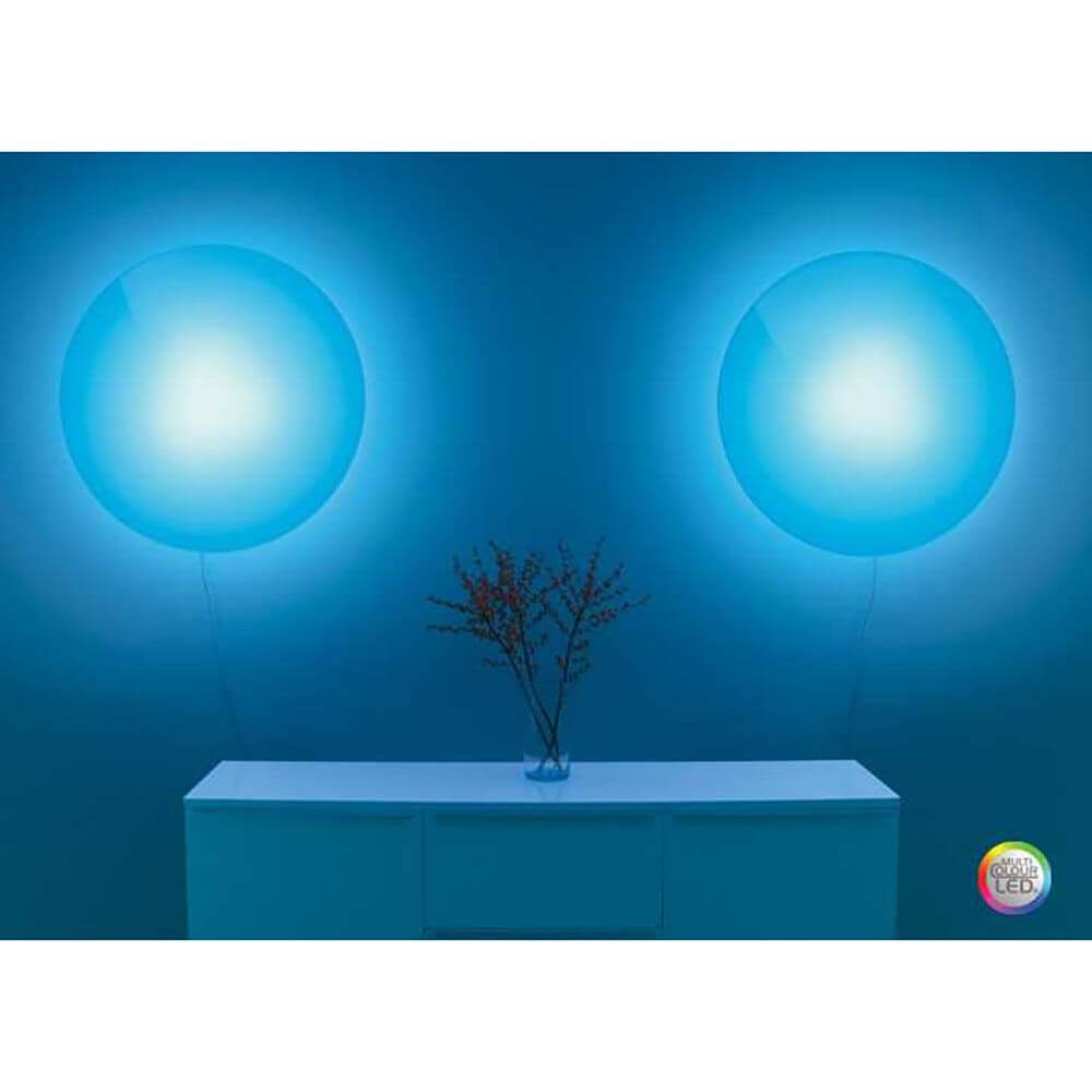 Mehrfarbige Moree Lounge Variation Tisch oder Wandlampe, die den Raum mit kühlem Blau beleuchtet.