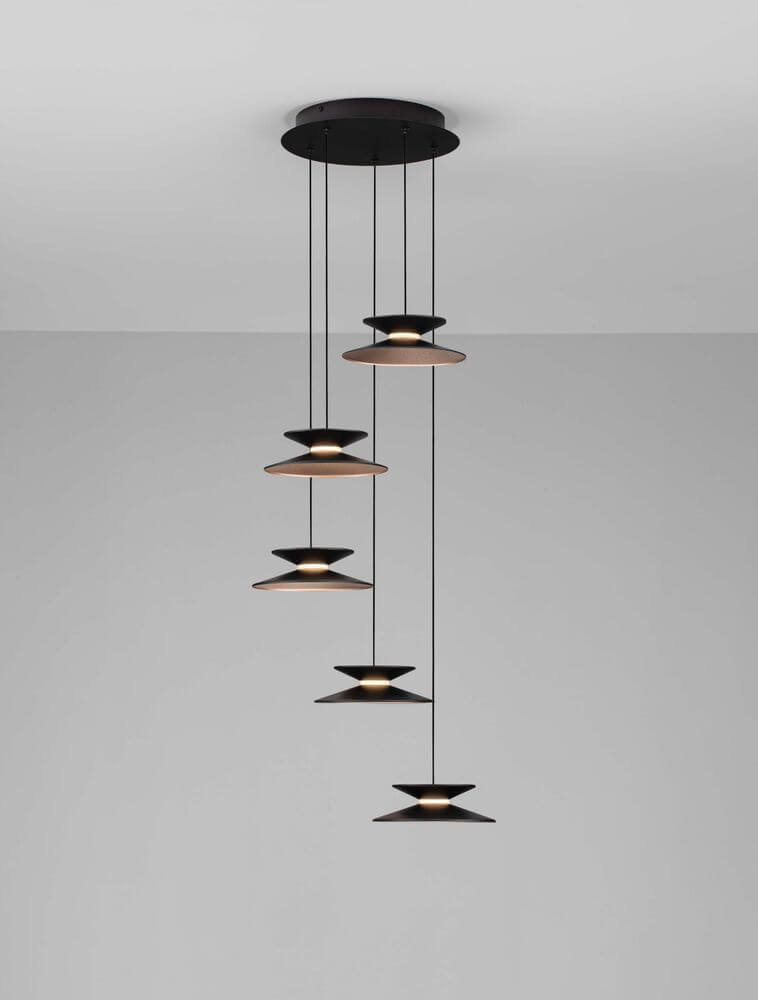 Morfi Pendelleuchte 5-flammig Ø 42cm 3000K Schwarz, Gold an einer Decke montiert.