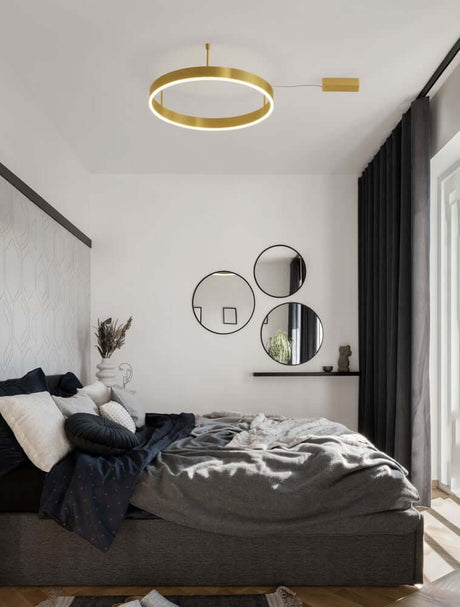 Plafonnier Motif LED Ø 60 cm 3000K dans une chambre moderne avec suspension dorée.