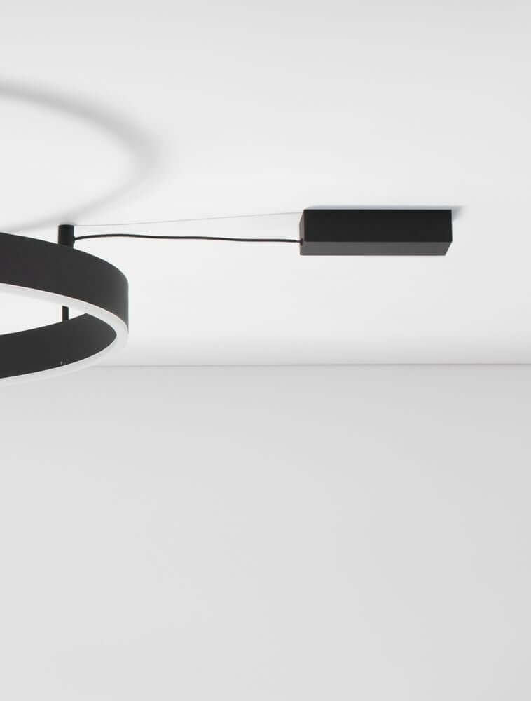 Motif LED Deckenleuchte Ø 80cm 3000K in modernem, elegantem Design an der Decke montiert.