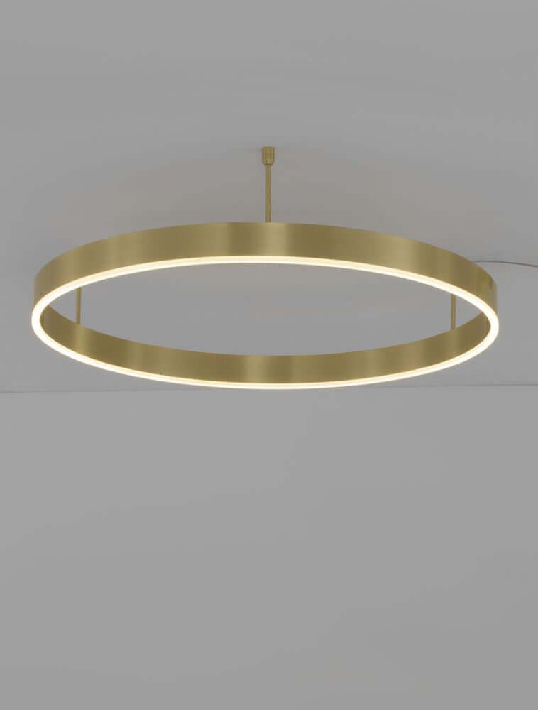 Motif LED Deckenleuchte Ø 80cm 3000K in elegantem Gold-Design, schwebend von der Decke.