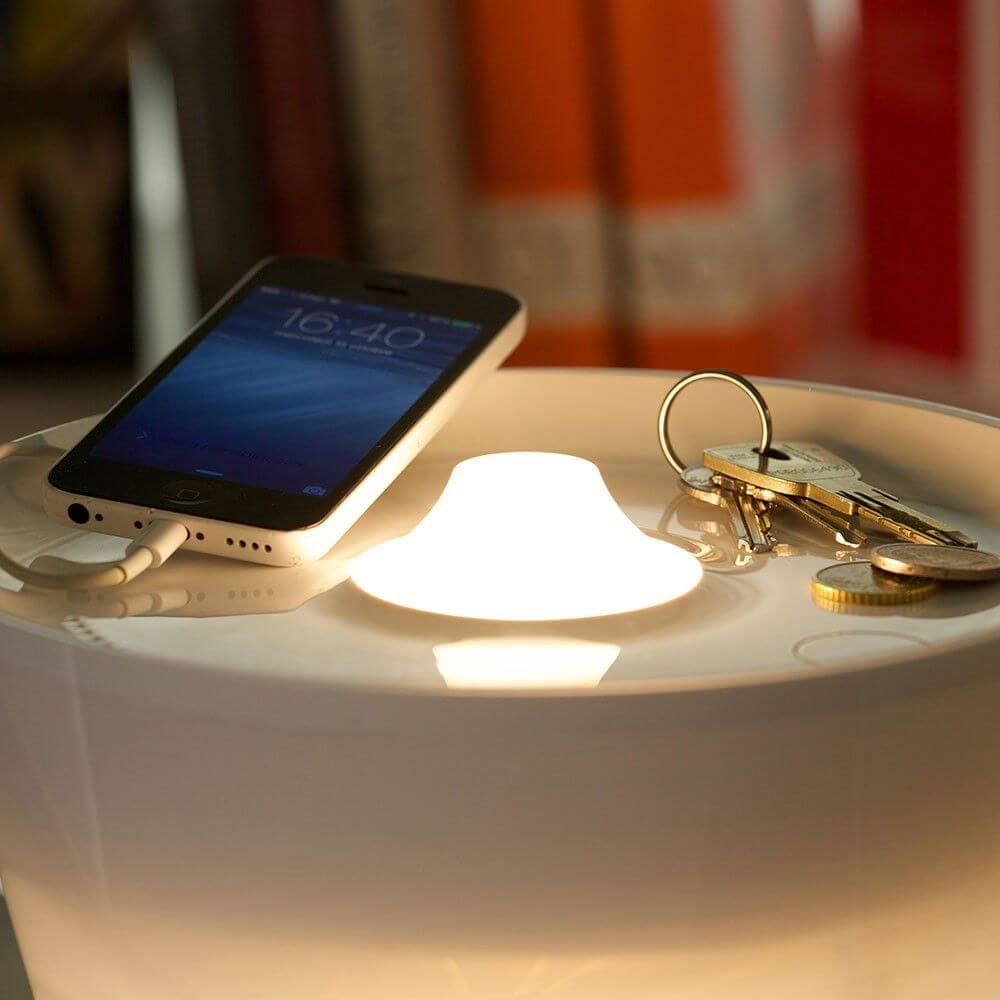 Rotaliana Multipot+ table lamp cable container + charging station white with smartphone and keys on table