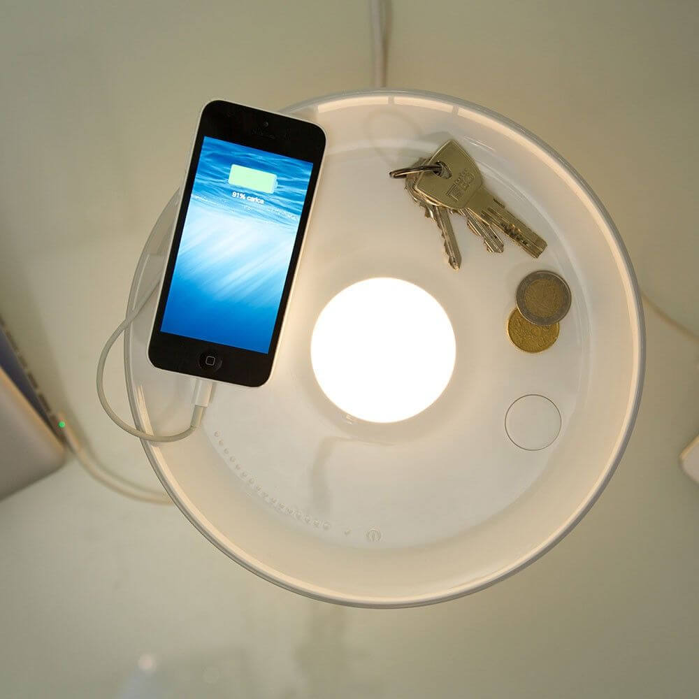 Rotaliana Multipot+ table lamp cable container + charging station white with smartphone, key and coins