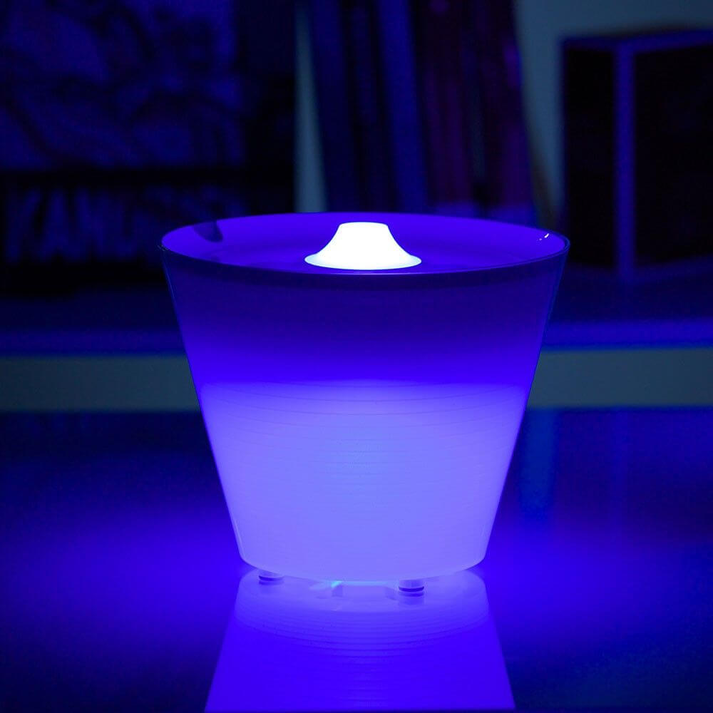 Rotaliana Multipot+ Tischleuchte Kabelcontainer + Ladestation Chrom mit stimmungsvollem blauen Licht.
