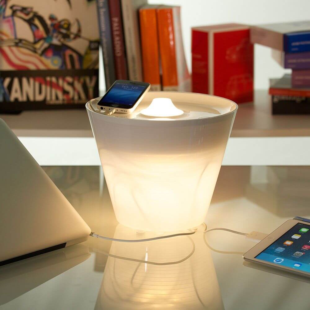 Rotaliana Multipot+ table lamp cable container + charging station white with smartphone and laptop on the table.