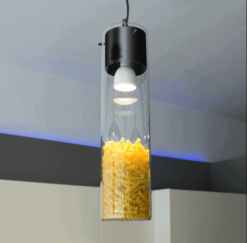 Moderne Deckenleuchte mit Transparenter Hängelampe und bunten Nudeln als dekoratives Element.