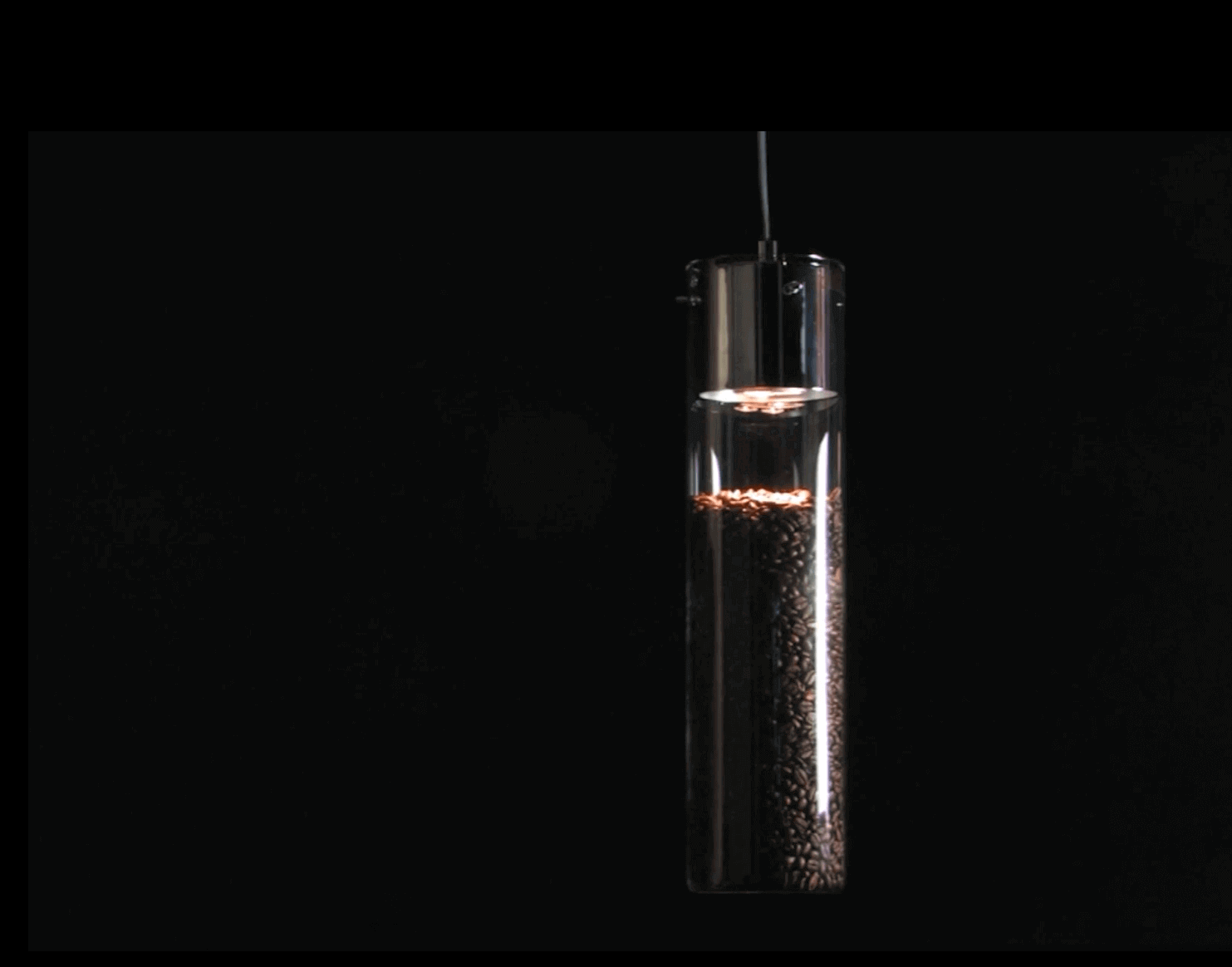 Moderne LED-Lampe mit Kaffeebohnen, schwebend vor schwarzem Hintergrund.