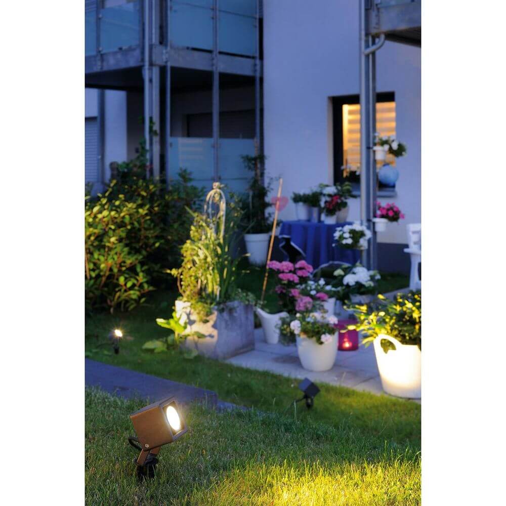 NAUTILUS Square LED Strahler eckig anthrazit 6W 3000K im Garten, optimal zur Ausleuchtung von Pflanzen und Blumen.