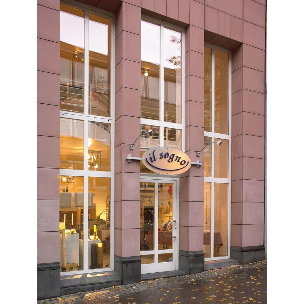 Fassade des Geschäfts "il sogno" mit großen Fenstern und einem einladenden Eingang.