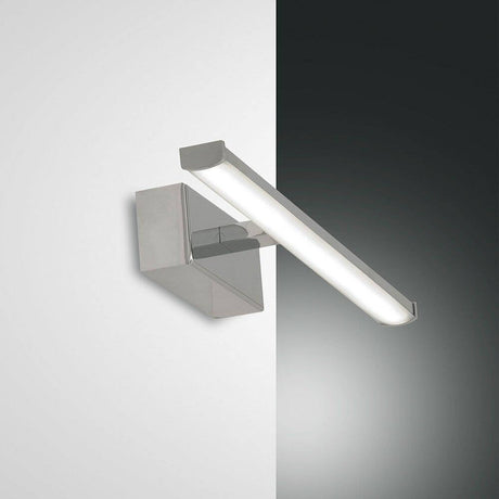 Nala LED Wandleuchte IP44 540lm Verchromt an einer Wand montiert, elegant und modern.