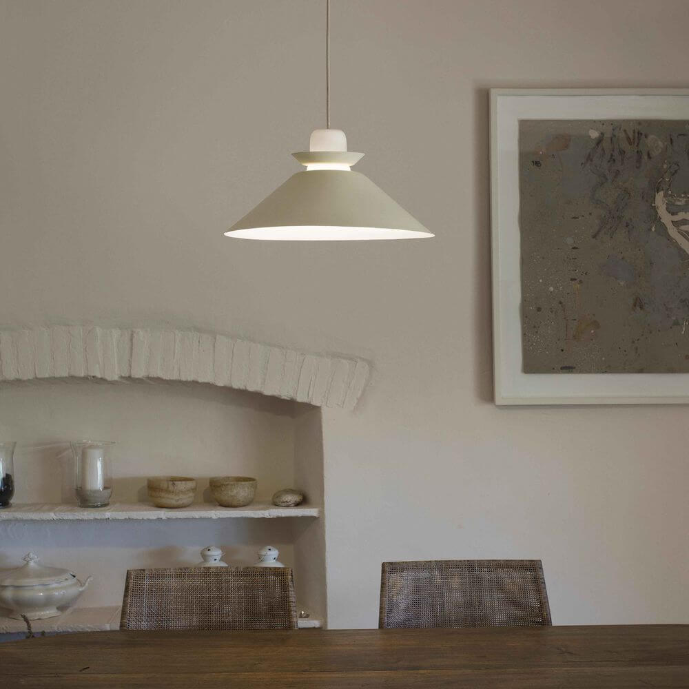 Naos Hängelampe Weiß in modernem, industriellem Design hängt über einem Tisch in einem stilvollen Raum.