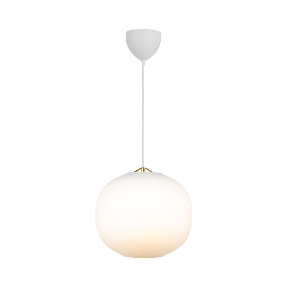 Navone Hängeleuchte Opal-Weiß mit rundem Lampenschirm und Messingdetails, entworfen vom dänischen Designstudio Mavro/Lefèvre.