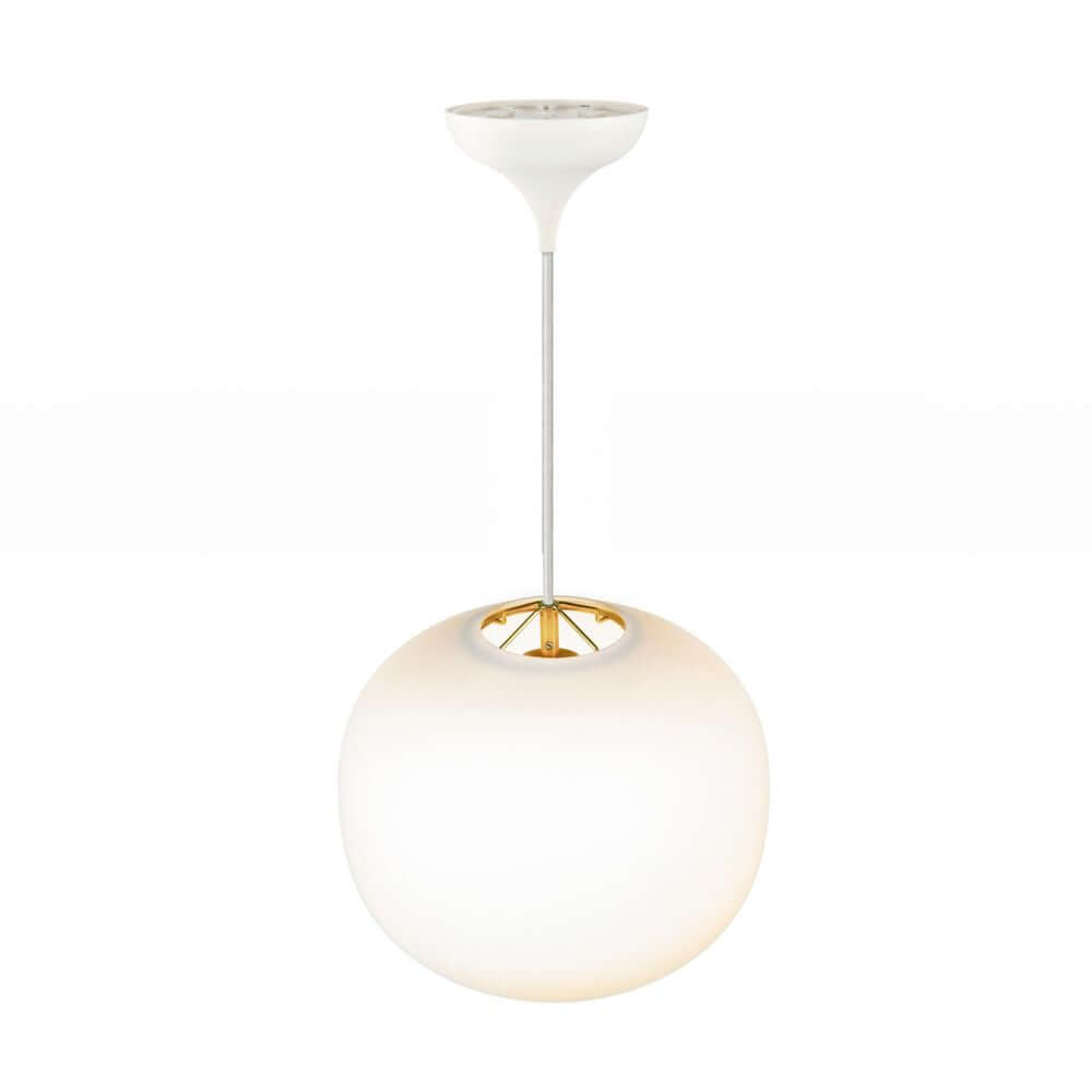 Navone Hängeleuchte Opal-Weiß mit weichem, runden Lampenschirm und modernen Messingdetails.