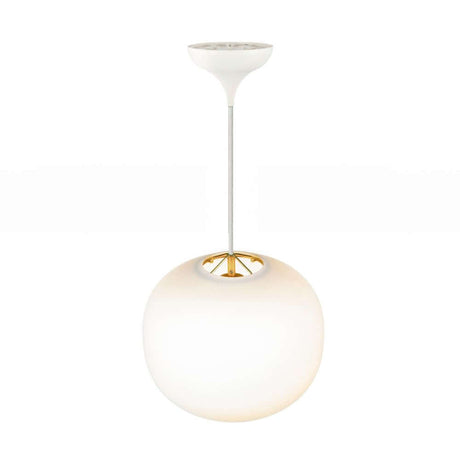 Navone Hängeleuchte Opal-Weiß mit weichem, runden Lampenschirm und modernen Messingdetails.