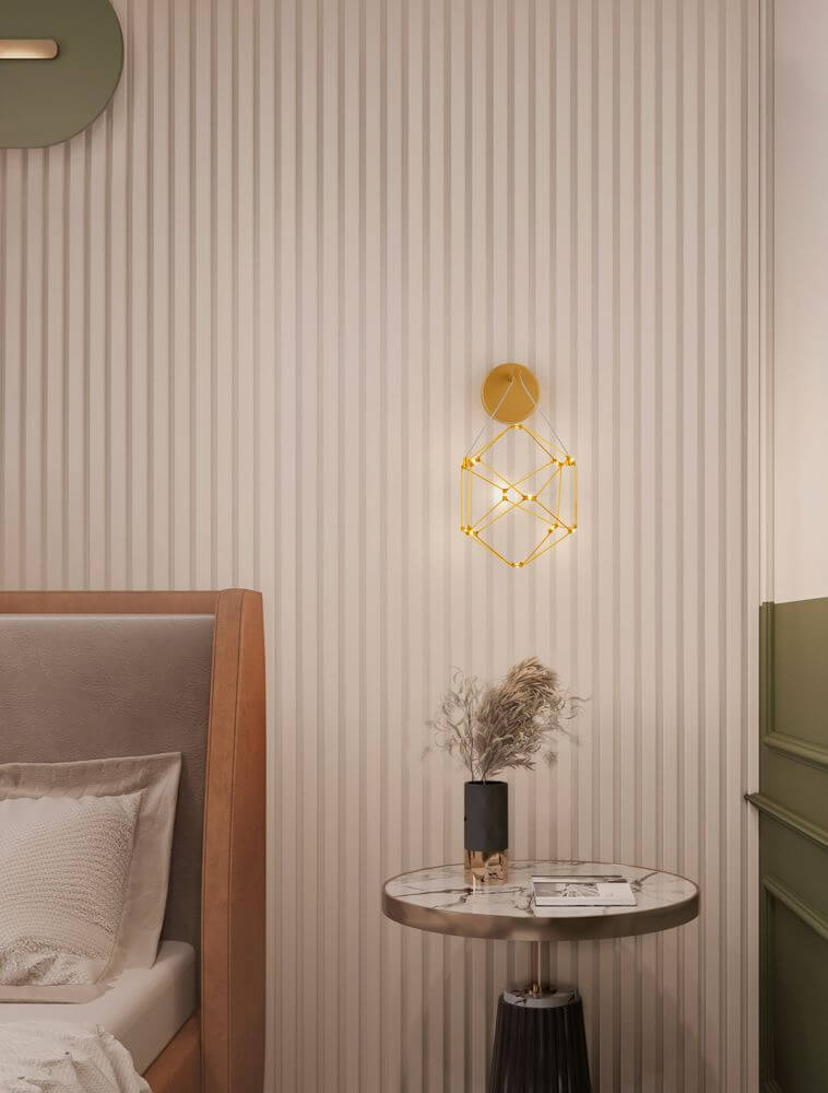 Nebula LED Wandleuchte Ø 23,4cm 3000K an einer gestreiften Wand neben einem Nachttisch.
