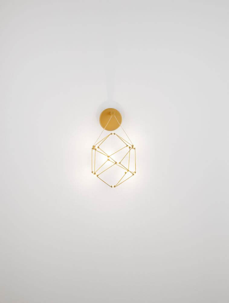 Nebula LED Wandleuchte Ø 23,4cm 3000K an der Wand montiert, modernes Design in Gold.