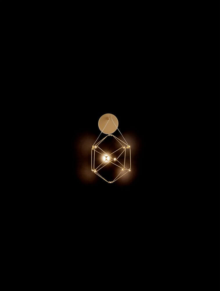 Nebula LED Wandleuchte Ø 23,4cm 3000K in modernem Design mit warmem Licht auf schwarzem Hintergrund.