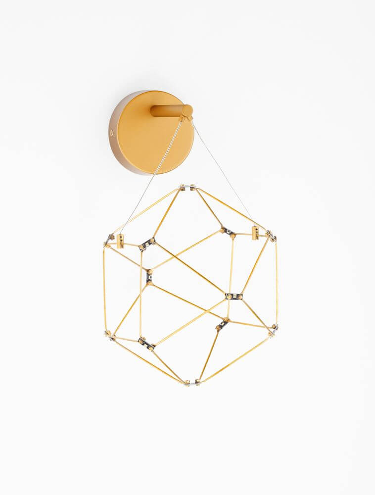 Nebula LED Wandleuchte Ø 23,4cm 3000K in geometrischem Design mit goldener Halterung.