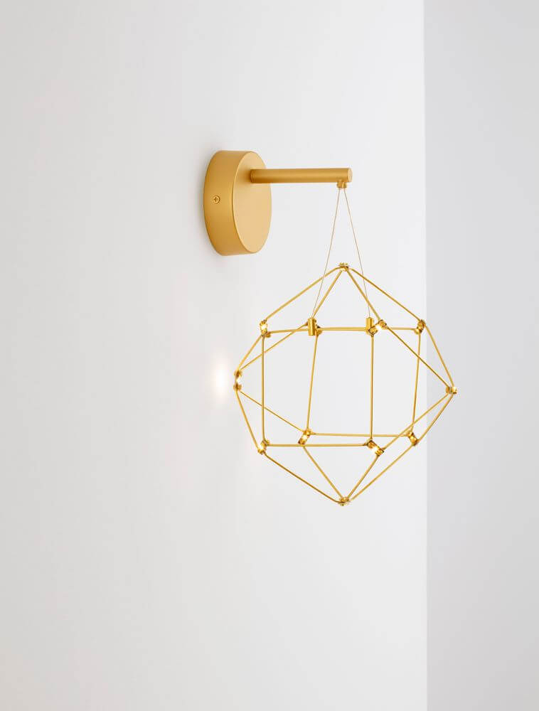 Nebula LED Wandleuchte Ø 23,4cm 3000K an der Wand in einem modernen goldenen Design.