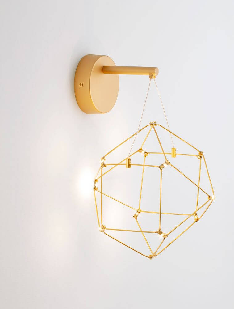 Nebula LED Wandleuchte Ø 23,4cm 3000K in modernem goldfarbenem Design an der Wand.