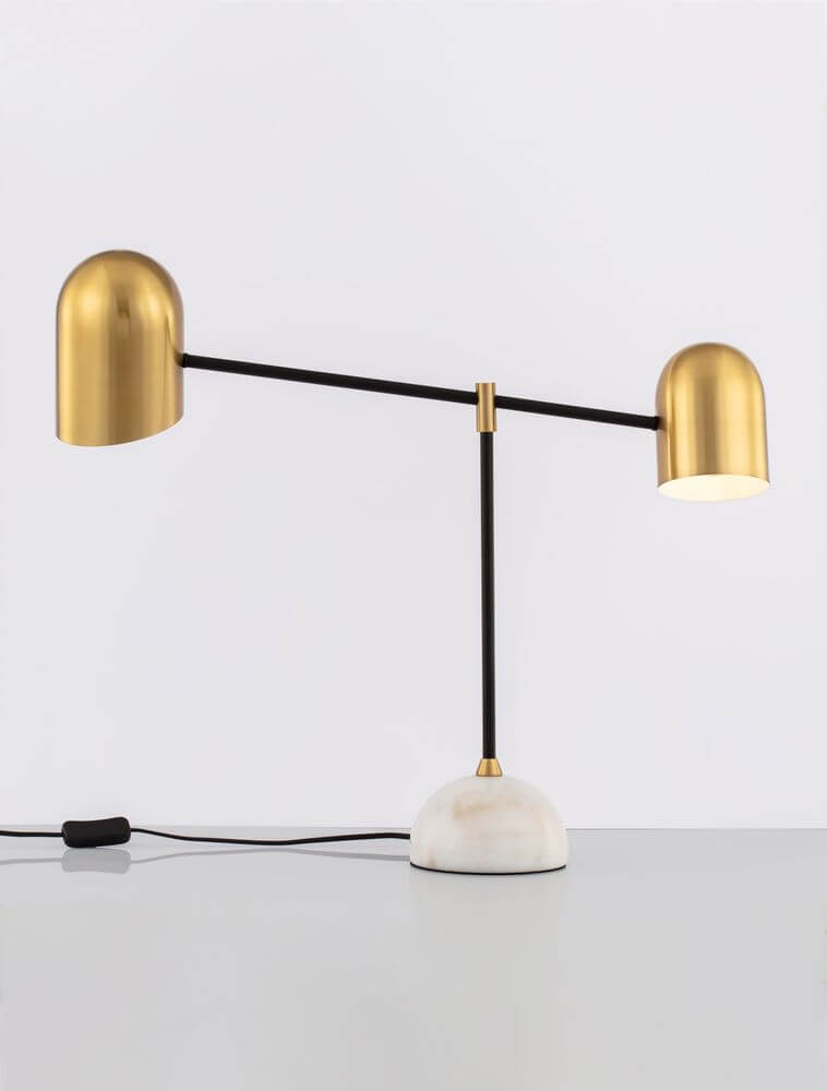 Nela Tischleuchte Weiß, Gold, Schwarz mit Marmorsockel und metallenen Lampenschirmen.