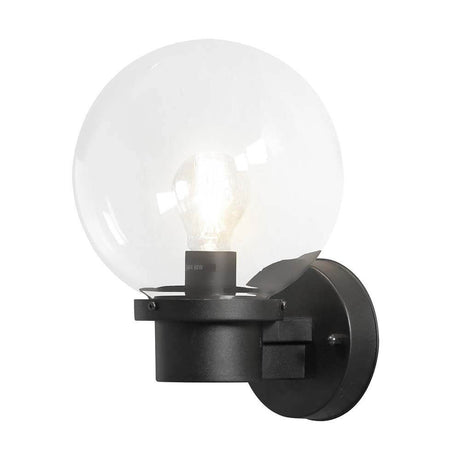 Zewnętrzna lampa ścienna Nemi, czarna, z przezroczystego szkła, z okrągłą szklaną kulą i czarnym uchwytem ściennym.