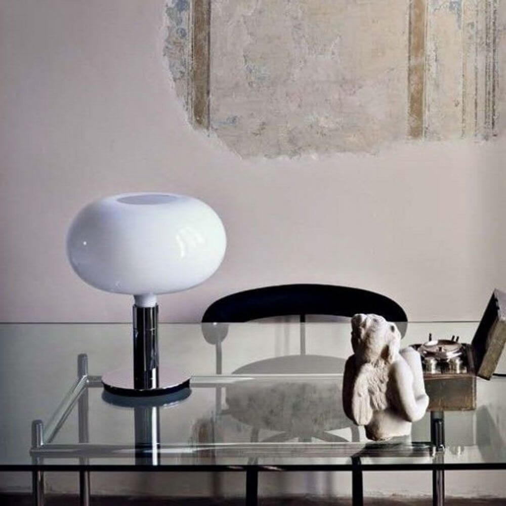 Nemo Am1N klassische Tischlampe von 1969 Chrom auf gläsernem Tisch mit Skulptur.