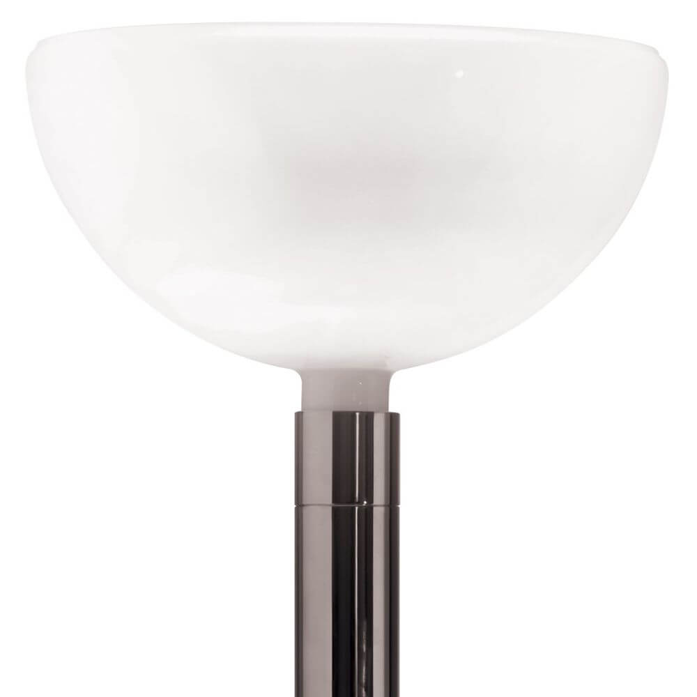 Nemo Am2C klassische Stehlampe von Albini mit opalweißem Glasschirm und glänzendem Stahlstiel.