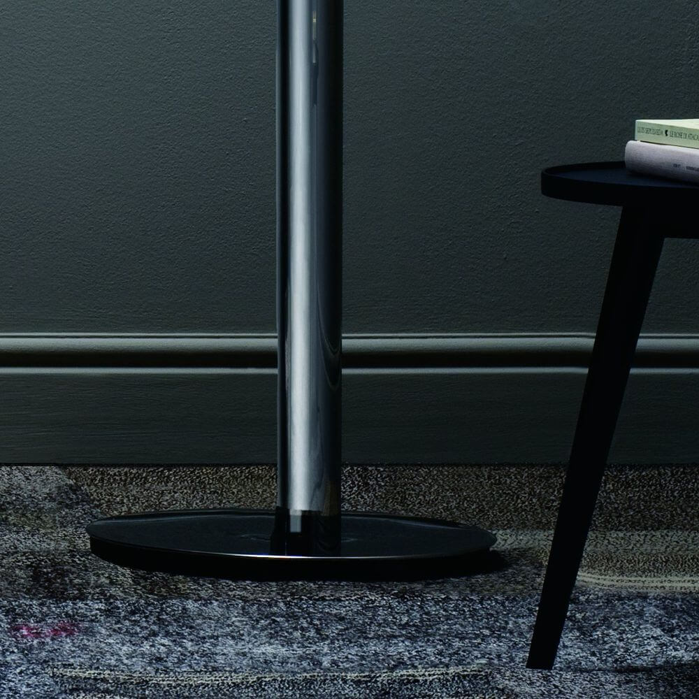 Nemo Am2Z Stehlampe klassisch von Albini, glänzender Stahlstiel und schwarze Basis auf Teppich.