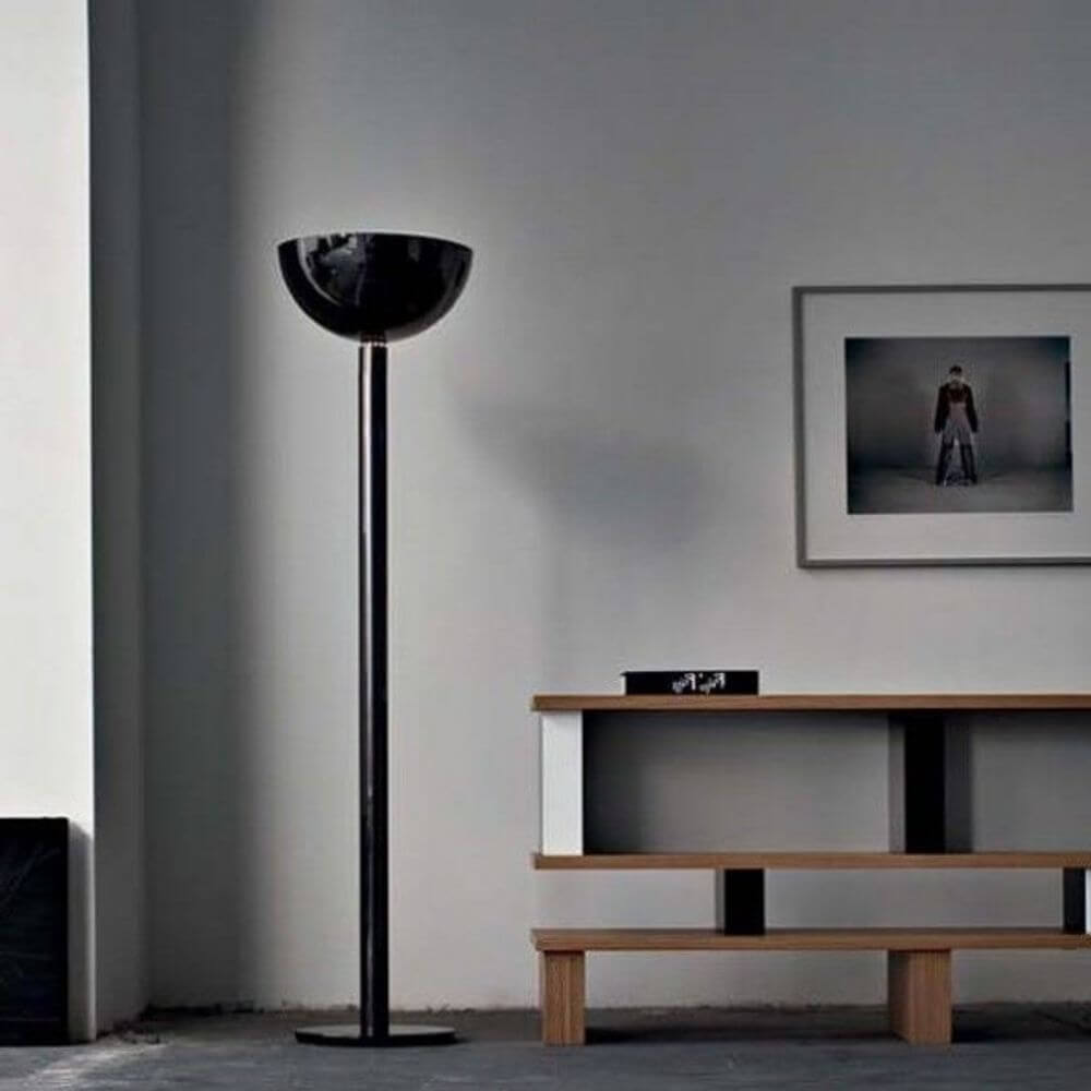 Nemo Am2Z Stehlampe klassisch von Albini in modernem Raum mit minimalistischer Einrichtung.