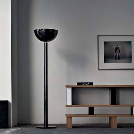Lampadaire classique Nemo Am2Z d’Albini dans un espace moderne avec un aménagement minimaliste.