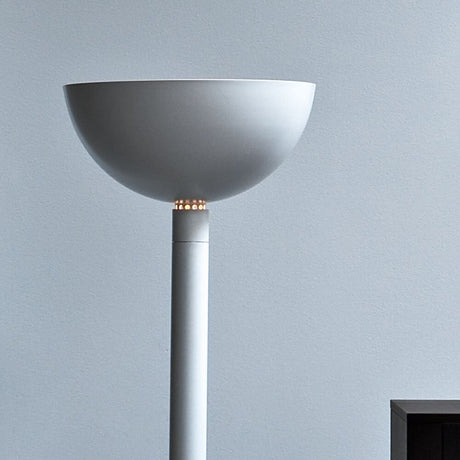 Lampadaire classique Nemo Am2Z d’Albini avec abat-jour en demi-sphère et tige dimmable.