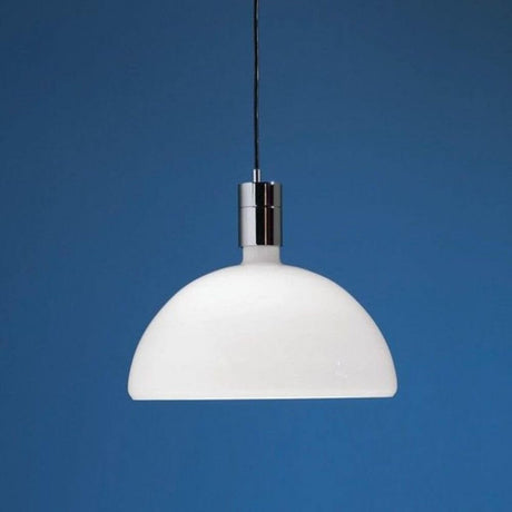 Nemo Am4C klassische Glas Hängelampe Ø 40cm mit opalweißem Glasschirm vor blauem Hintergrund.