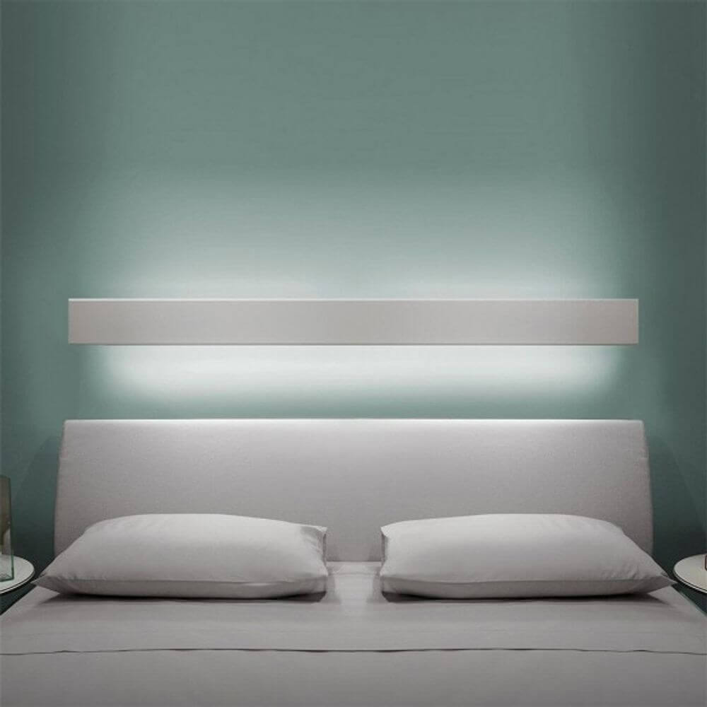Nemo Angolo LED Eckleuchte 200cm über einem Bett, weich leuchtend, moderne Wandmontage, dimmbar, indirektes Licht