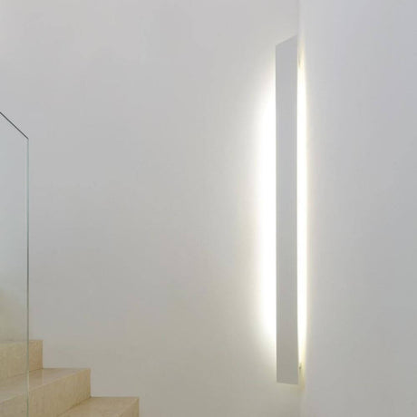 Nemo Angolo LED applique d’angle 200 cm sur mur avec lumière indirecte pour montage en position d’angle.