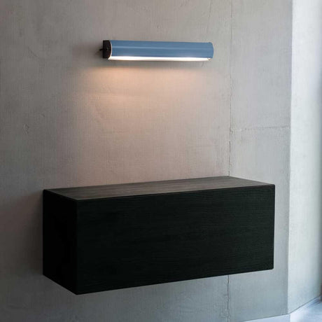 Nemo Applique Cylindrique Lounge væglampe 48cm i lyseblåt metal monteret på væggen.