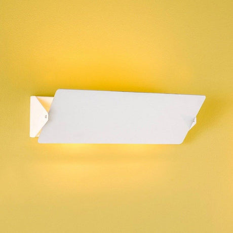 Nemo Applique À Volet Pivotant Dobbelt LED Væglampe 13x34 i hvid, monteret på gul væg.