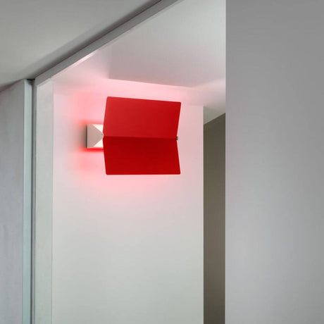 Nemo Applique À Volet Pivotant Plié LED vegglampe 26x34 i rødt montert på veggen