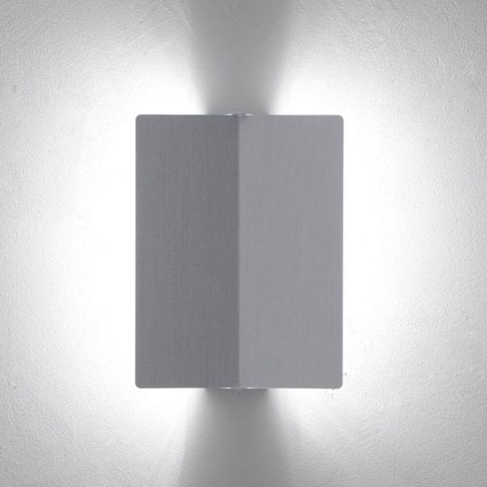 Nemo Applique À Volet Pivotant Plié LED Wandlampe 26x34 in eloxiertem Aluminium an Wand montiert mit sanftem Licht.
