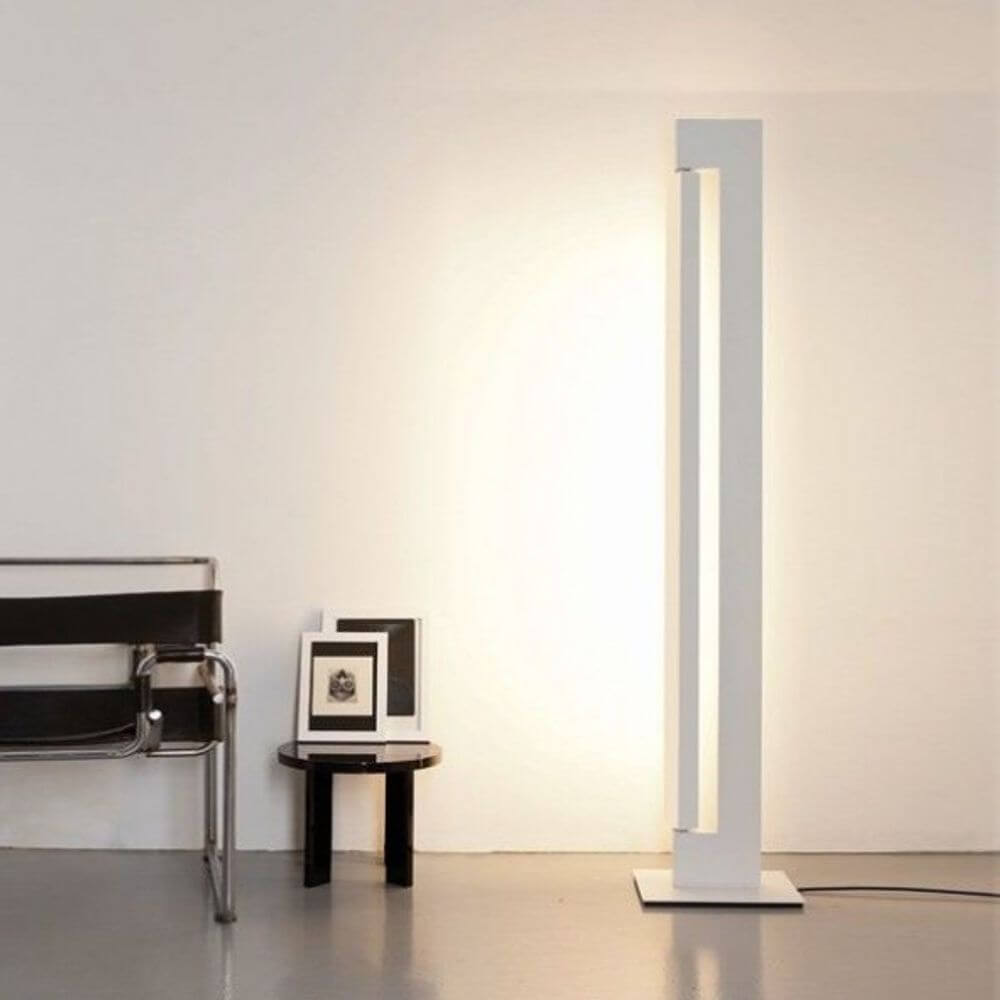 Nemo Ara LED Stehlampe drehbar in modernem Design, erhellt Wohnraum mit dimmbarem Licht.
