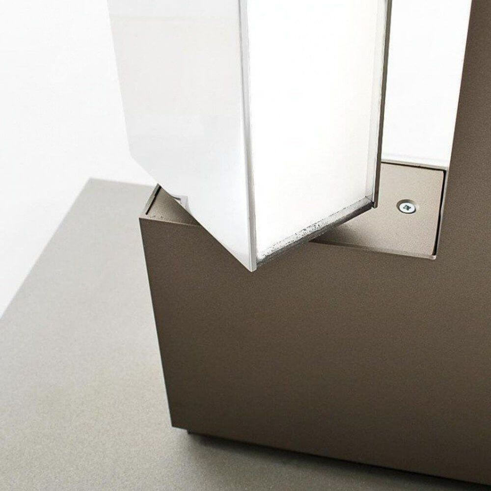 Nahaufnahme der Basis der Nemo Ara LED-Stehleuchte mit eloxiertem Aluminium und polierter Lichtquelle.