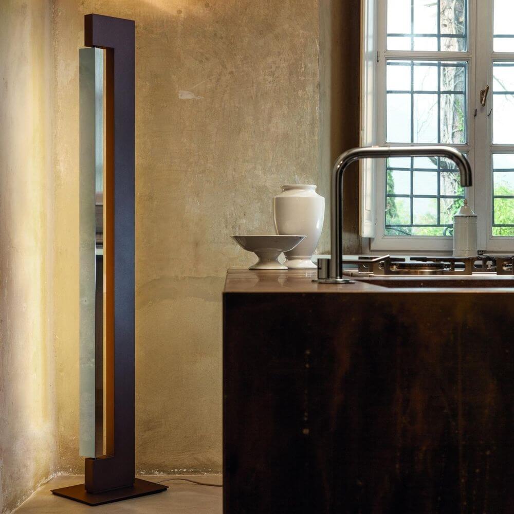 Ara LED Stehleuchte von Nemo in modernem Ambiente, dimmbar, elegantes Design aus eloxiertem Aluminium.