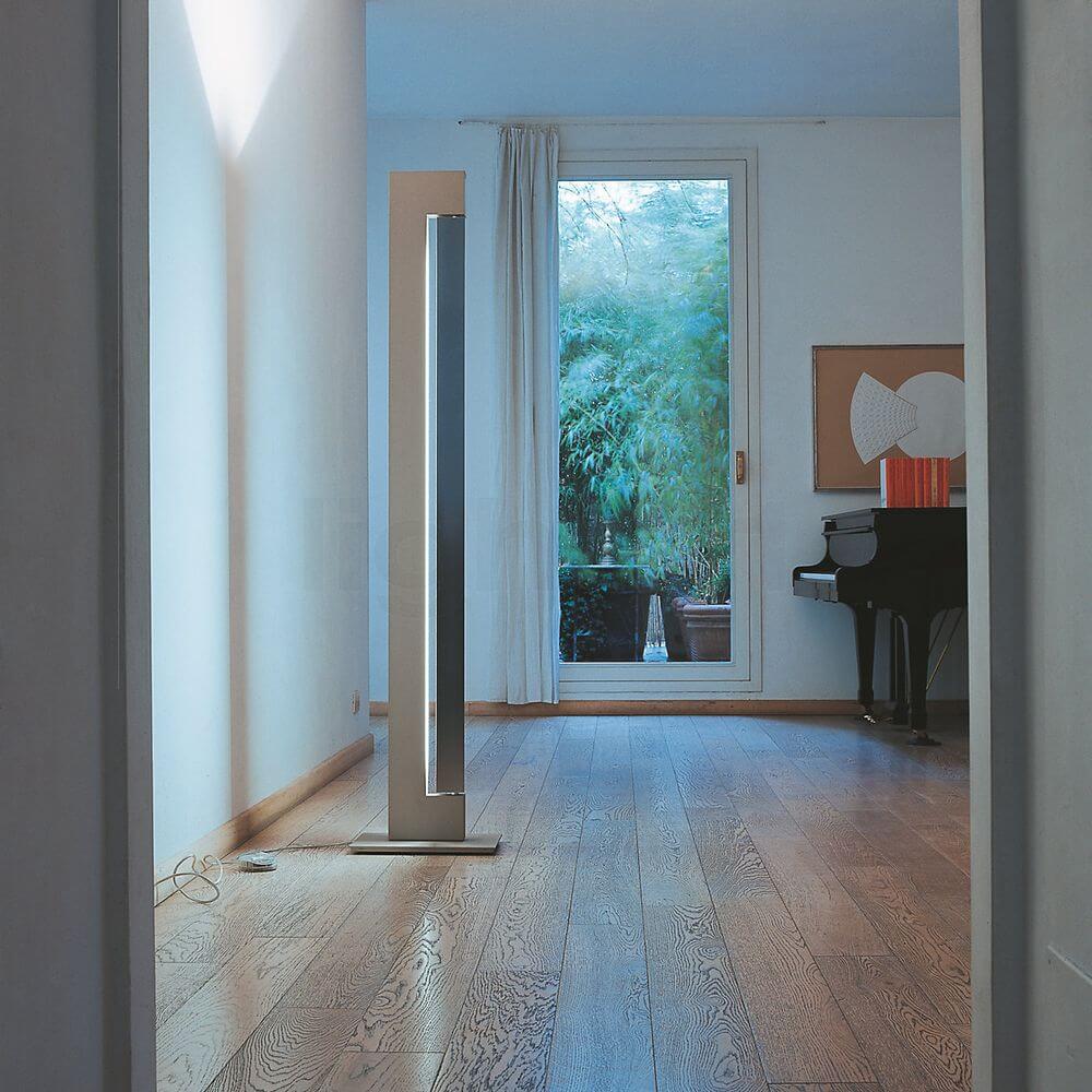 Moderne Ara LED-Stehleuchte von Nemo in minimalistischer Einrichtung, neben großem Fenster und Klavier.