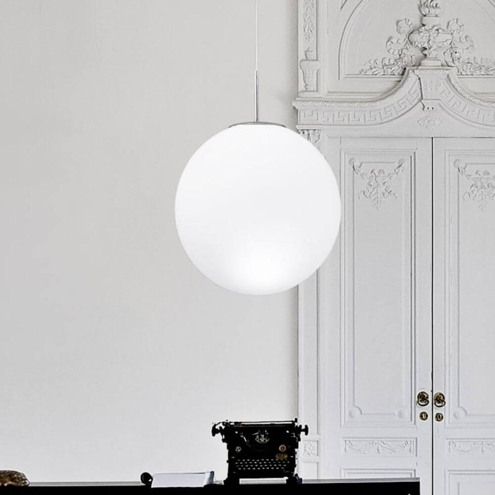 Nemo Asteroide Hängelampe Glaskugel in klassischem Design mit opalweißem Glas.