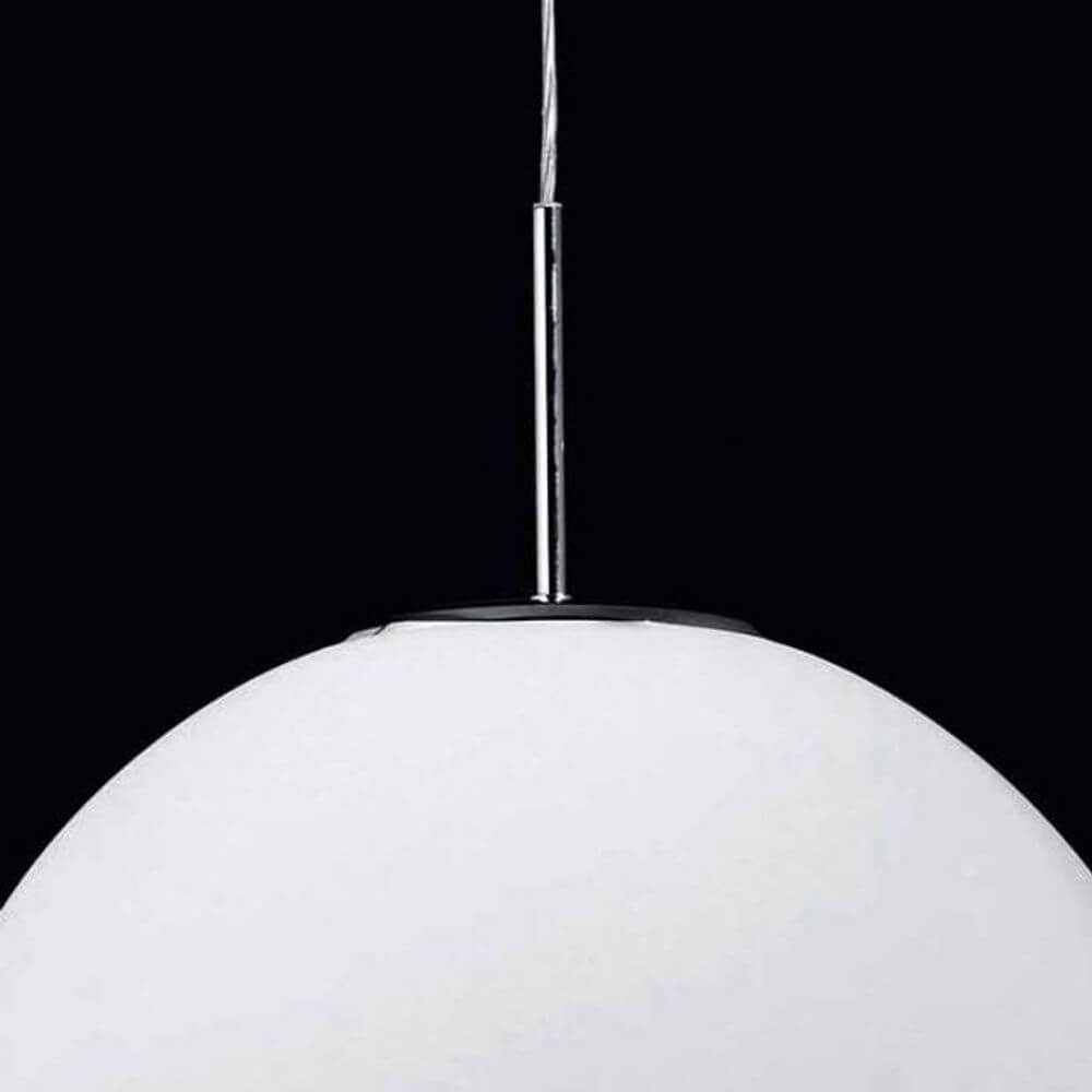 Nemo Asteroide Hängelampe Glaskugel aus opalweißem Triplex-Glas mit verchromtem Metallteil.