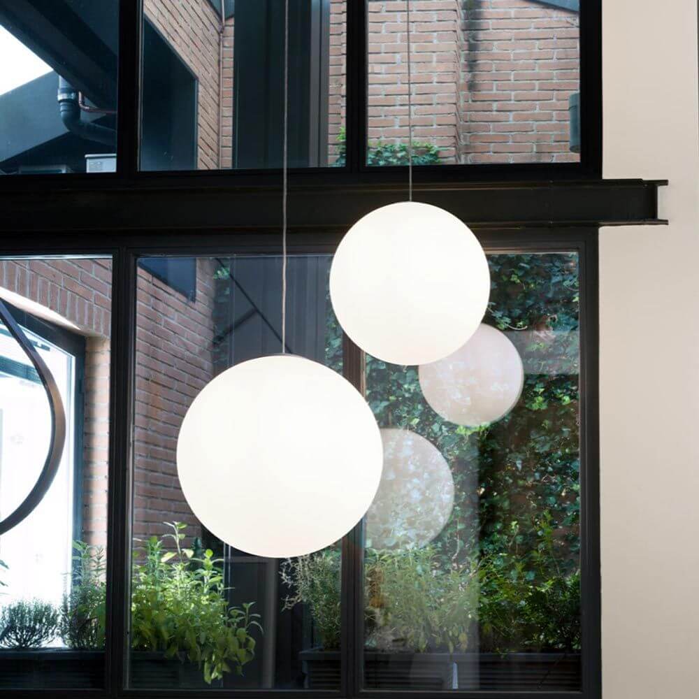 Nemo Asteroide Hängelampe Glaskugel in klassischem Design mit opalweißem Triplex-Glas.